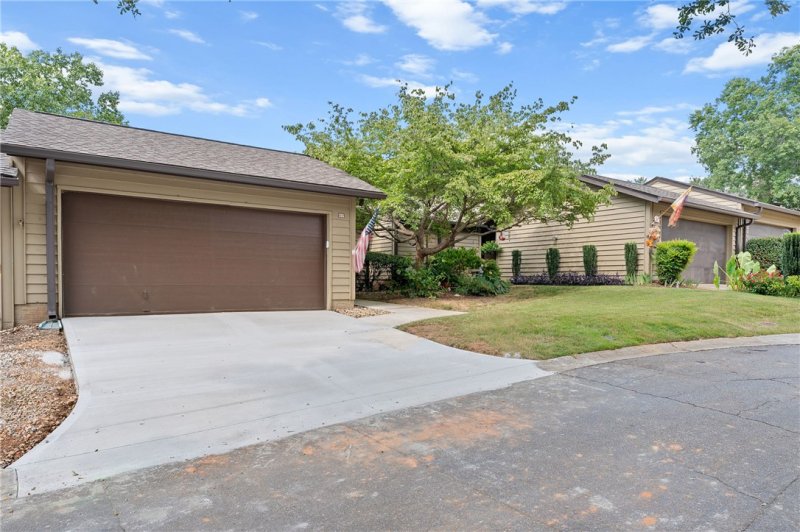 Property image 4 of 325 Skylark Circle in Sugar Creek, Greer, SC 29650