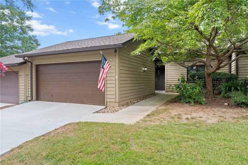 Property image 5 of 325 Skylark Circle in Sugar Creek, Greer, SC 29650