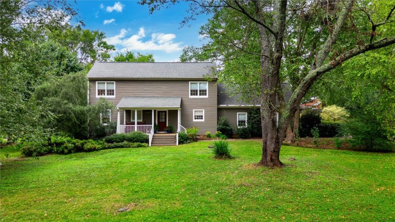 Ashley Estates, Clemson Community