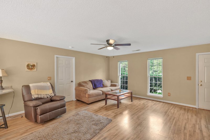 Property image 4 of 405 Whispering Lane in Willowcreek, Seneca, SC 29672