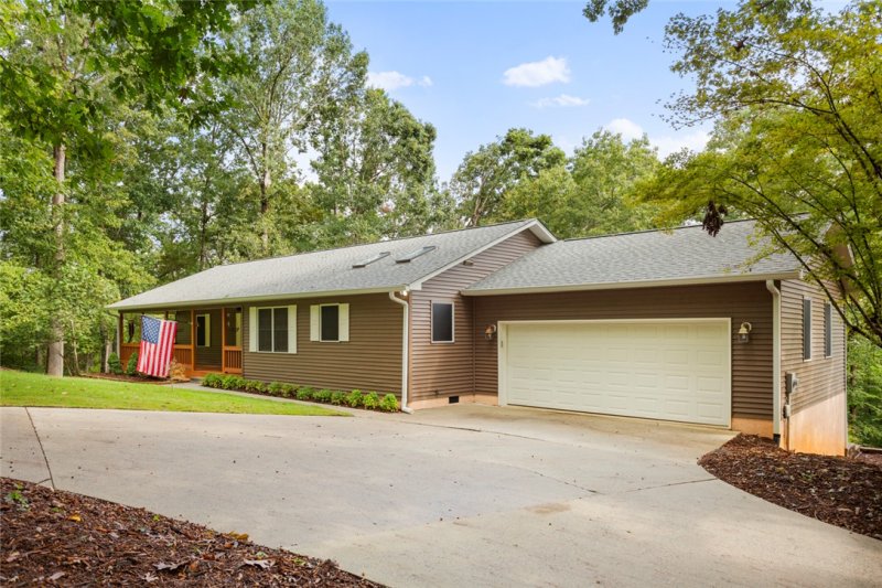 Property image 3 of 2437 Arlington Heights in Bayshore, Seneca, SC 29672