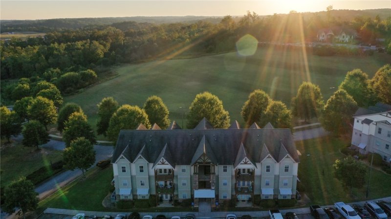 Flats at the Pier, Seneca Community