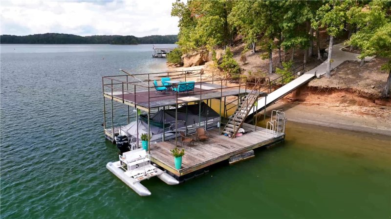 Property image 2 of 111 Mohawk Lane in Chickasaw Point, Westminster, SC 29693