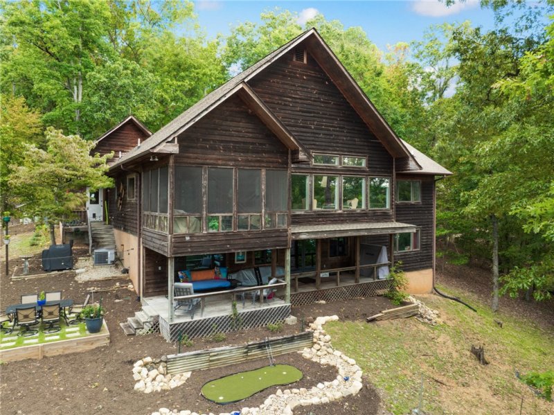 Property image 3 of 111 Mohawk Lane in Chickasaw Point, Westminster, SC 29693