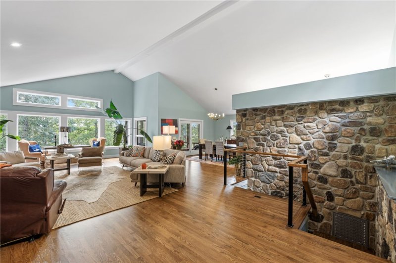 Property image 4 of 111 Mohawk Lane in Chickasaw Point, Westminster, SC 29693