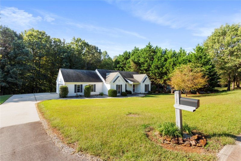 Property image 2 of 142 Jefferson Road in Jefferson Plantation, West Union, SC 29696