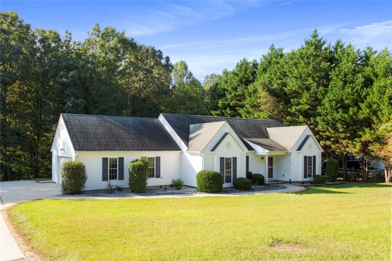 Property image 3 of 142 Jefferson Road in Jefferson Plantation, West Union, SC 29696