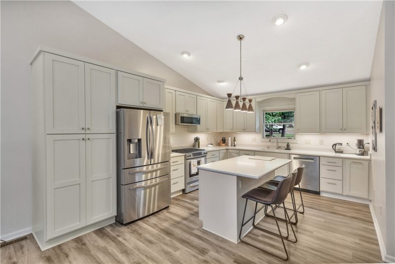 Property image 3 of 1103 Cherokee Road in Cherokee Point, Townville, SC 29689