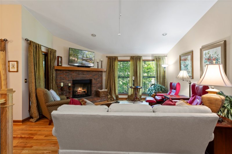 Property image 2 of 18 Mainsail Drive in Keowee Key, Salem, SC 29676