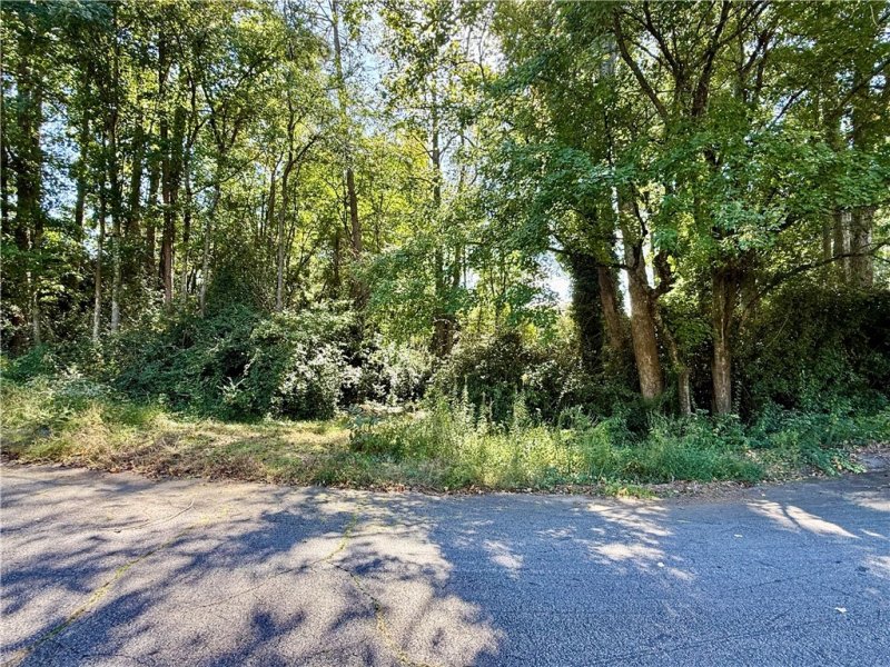 Property image 2 of 305 Creek Drive in Brookwood Subd., Seneca, SC 29678