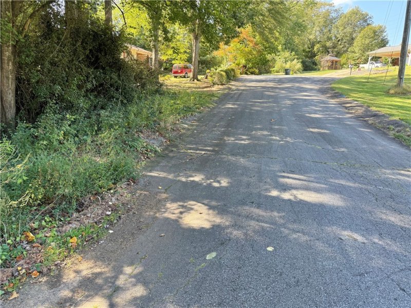 Property image 4 of 305 Creek Drive in Brookwood Subd., Seneca, SC 29678