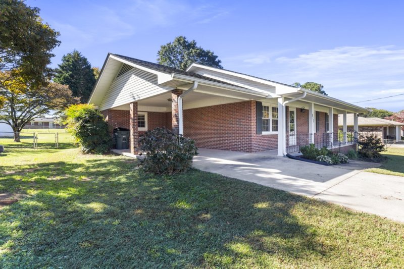 Property image 3 of 734 Tanglewood Drive in Tanglewood Subd, Seneca, SC 29672