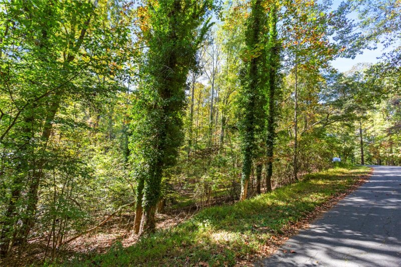 Property image 2 of 418 Pin Du Lac Drive in Nord-Lac, Central, SC 29630