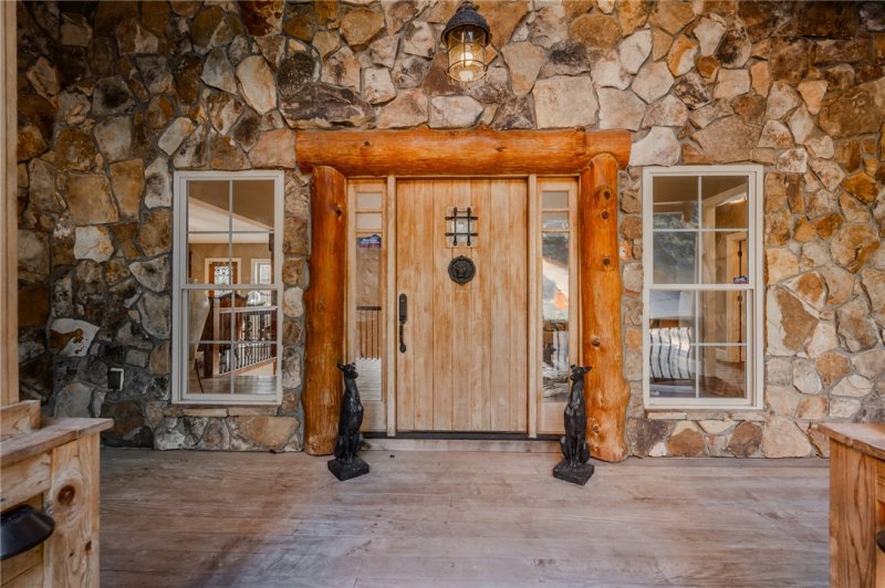 Property image 2 of 137 W Waters Edge Lane in Waters Edge, West Union, SC 29696