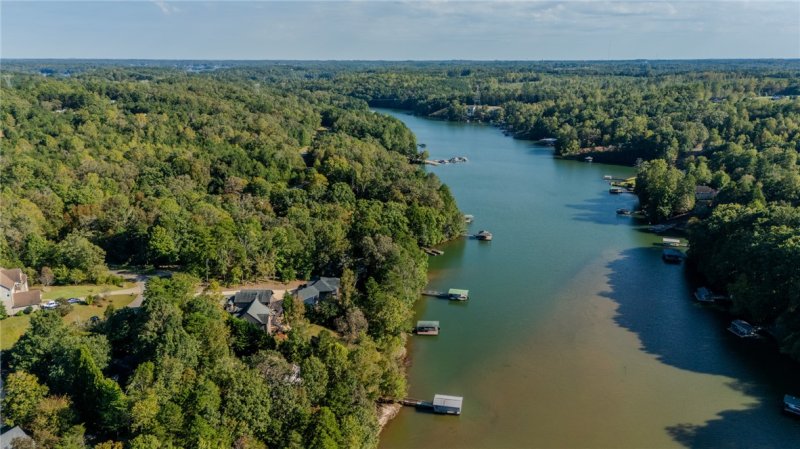 Property image 3 of 137 W Waters Edge Lane in Waters Edge, West Union, SC 29696