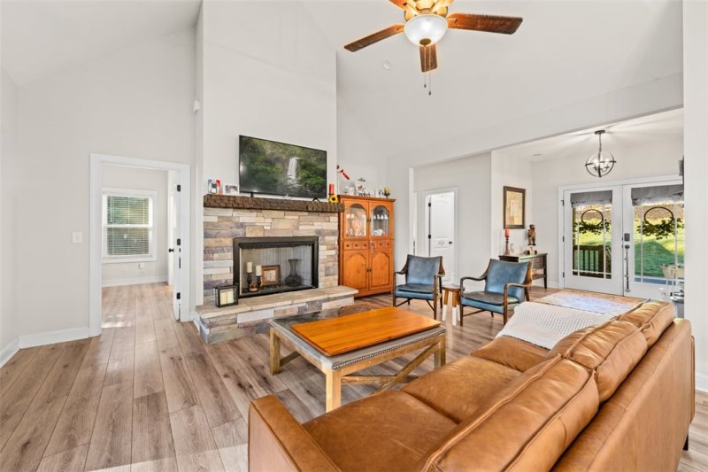 Property image 2 of 206 Elm Drive in Foxwood Hills, Westminster, SC 29693