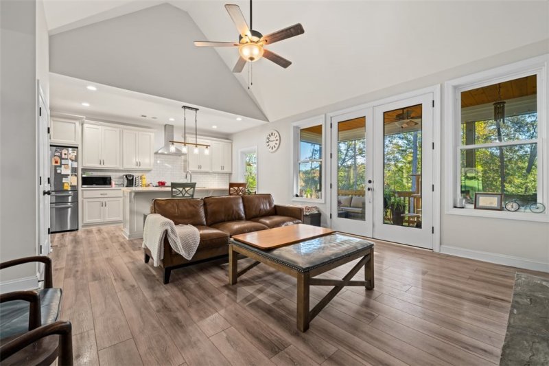 Property image 4 of 206 Elm Drive in Foxwood Hills, Westminster, SC 29693