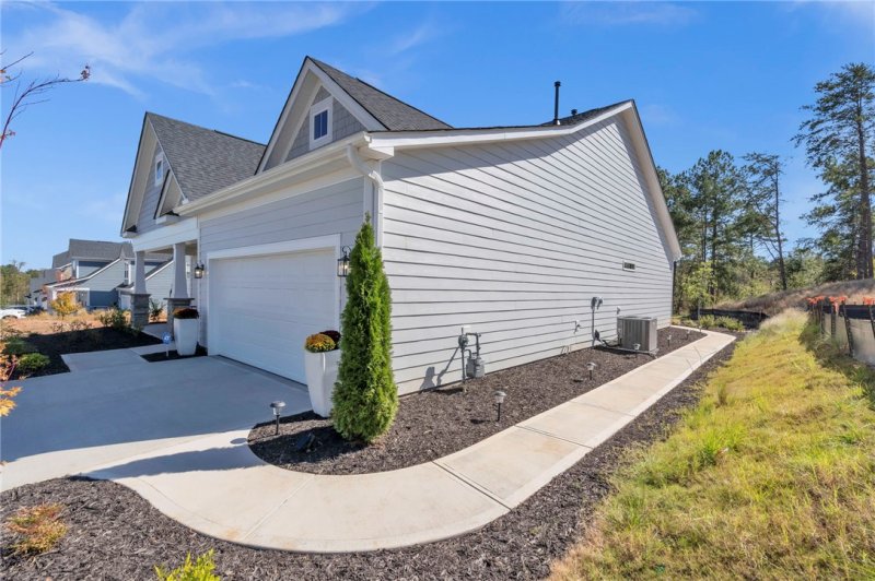 Property image 3 of 221 Summerall Lane in Wells Crossing, Seneca, SC 29678