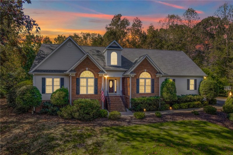 Property image 4 of 105 Bentwood Lane in Club Ridge, Pickens, SC 29671