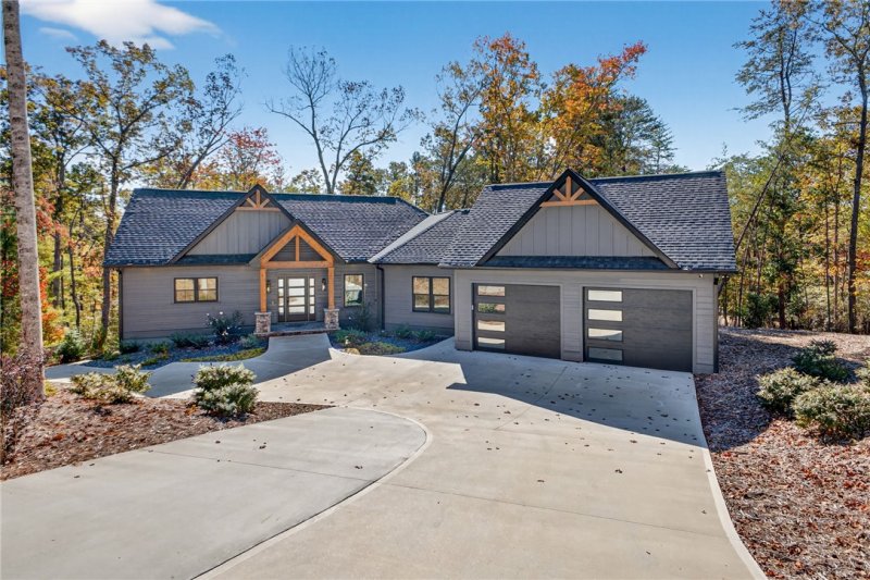 Keowee Bay, Salem community