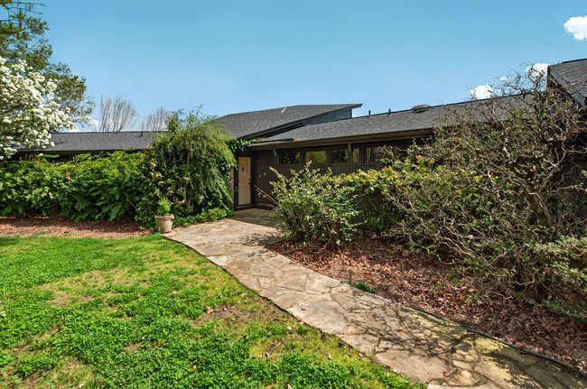 2916 Rambling Path Drive