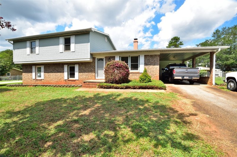 Property image 2 at 102 Meadow Drive, Seneca, SC 29678