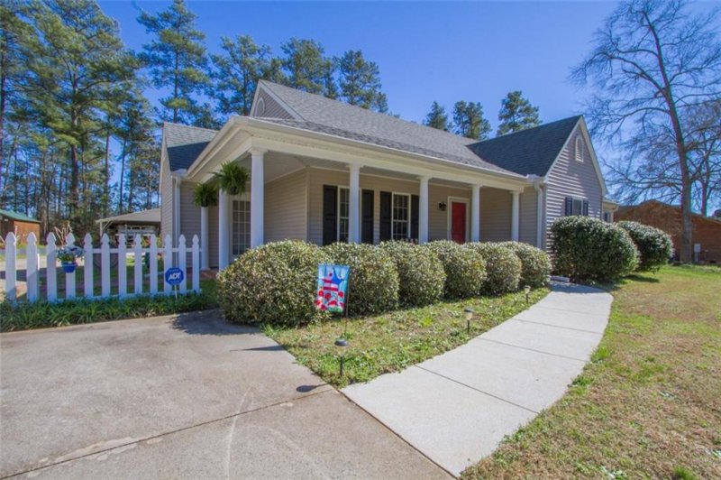 Property image 3 at 238 Bay Ridge Drive, Townville, SC 29689