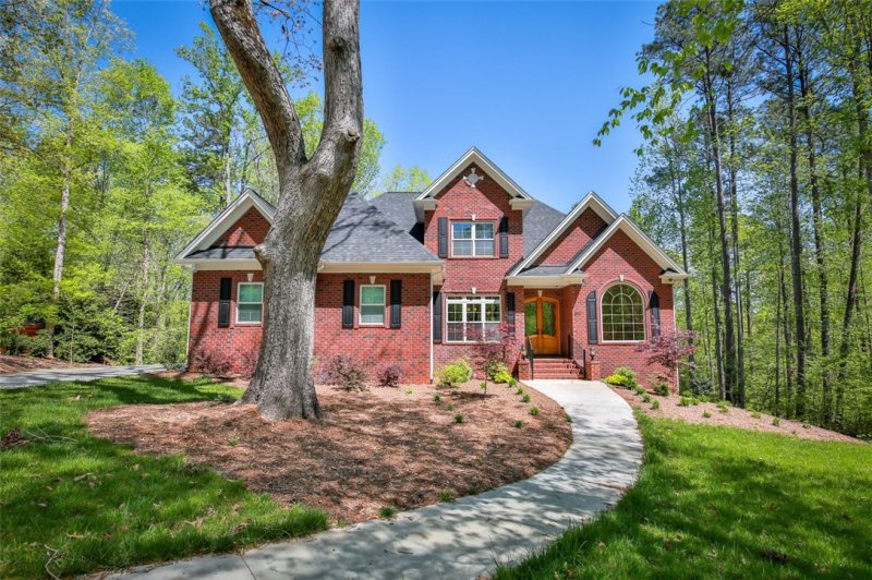 Property image 2 at 511 Heron Cove Circle, Seneca, SC 29672