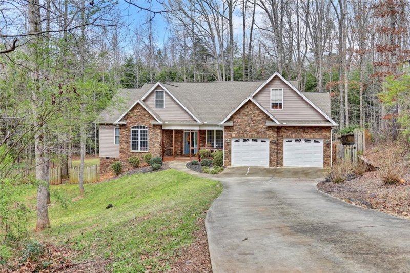 Property image 2 at 13001 Azalea Drive, Seneca, SC 29678