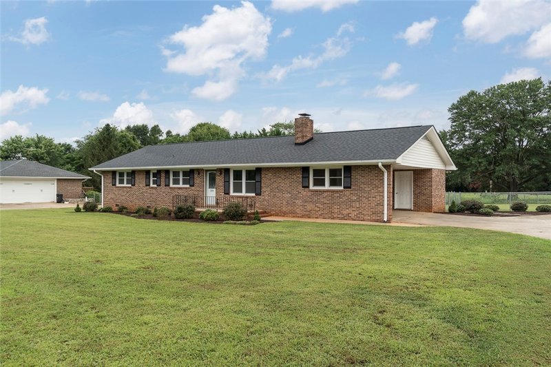 Property image 2 at 324 Pioneer Lane, Anderson, SC 29625