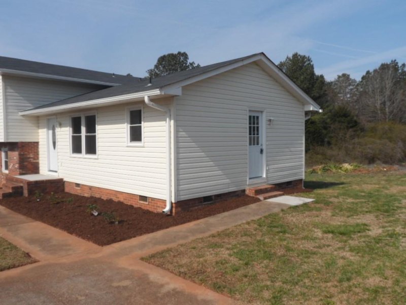 Property image 4 at 304 Forest Creek Drive, Seneca, SC 29678