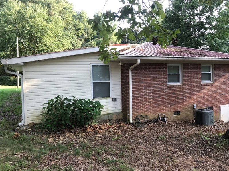 Property image 2 at 1060 Greenwich Drive, Walhalla, SC 29691