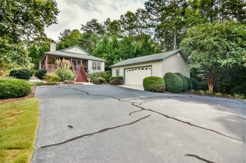 Property image 3 at 207 Fisherman Lane, Seneca, SC 29672