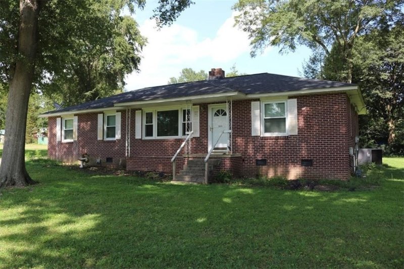 Property image 2 at 320 Forest Lane, Belton, SC 29627