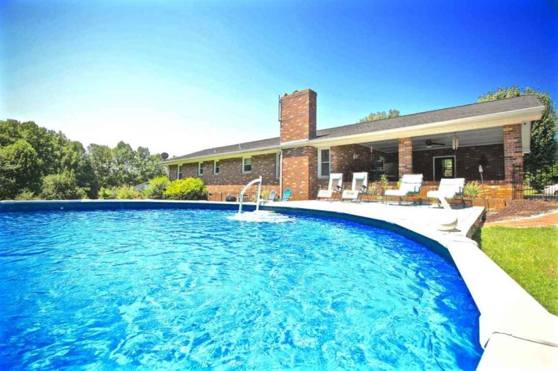 Property image 2 at 410 Sunsetstrip Drive, Seneca, SC 29672