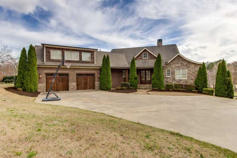 220 Pine Ridge Drive