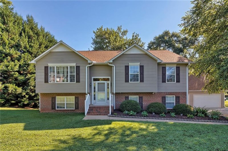 Property image 2 at 1201 Wellwood Drive, Anderson, SC 29621