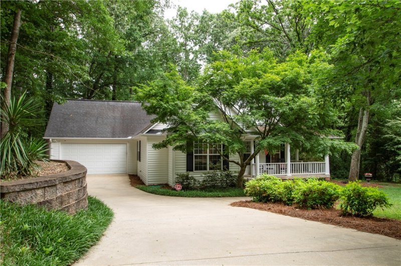 Property image 2 at 18028 Clermont Circle, Seneca, SC 29678