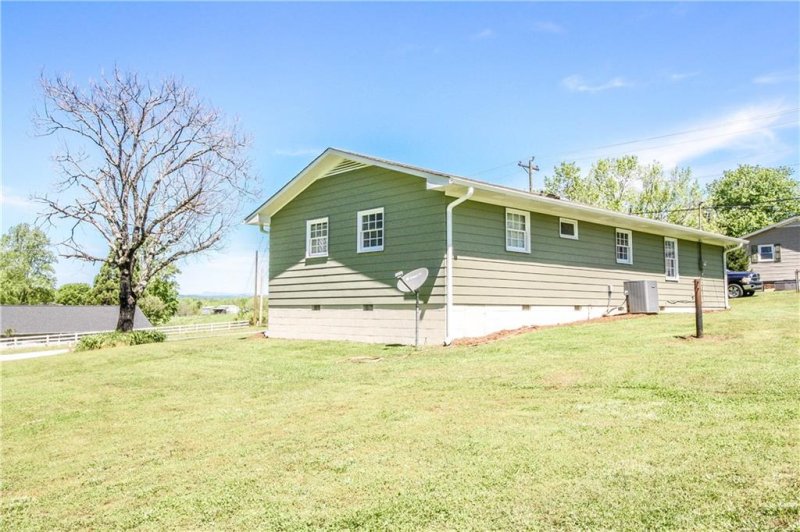 Property image 3 at 998 Highway 11, West Union, SC 29696