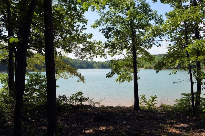 Property image 2 at 306 Pointe East Drive, Seneca, SC 29672