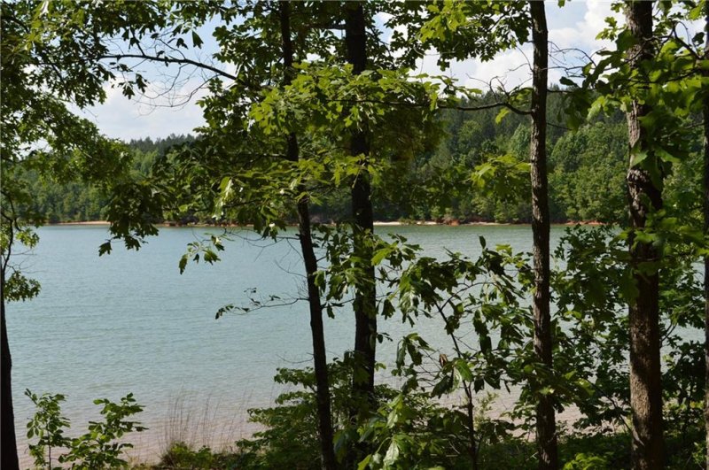 Property image 3 at 306 Pointe East Drive, Seneca, SC 29672