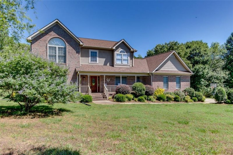Property image 3 at 110 Saddlebrook Avenue, Pickens, SC 29671