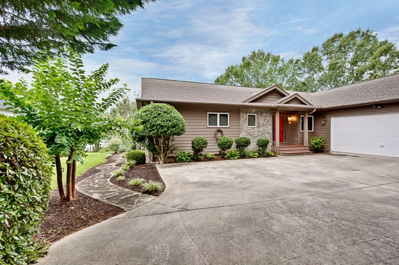 206 Sunset Ridge Drive