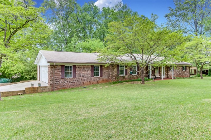 Property image 2 at 804 Mulholland Drive, Seneca, SC 29672