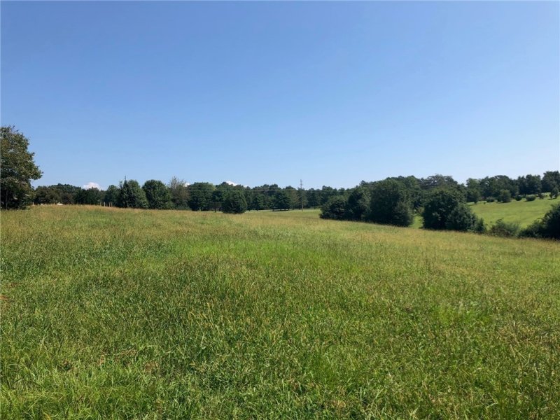 Property image 2 at 5-23 Queen Drive, Walhalla, SC 29691