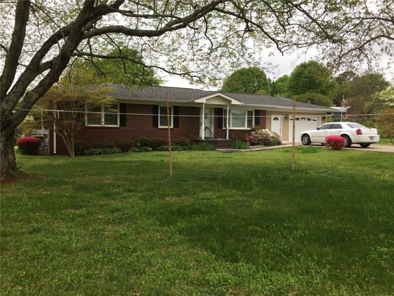 Property image 2 at 1103 Briarwood Drive, Seneca, SC 29672