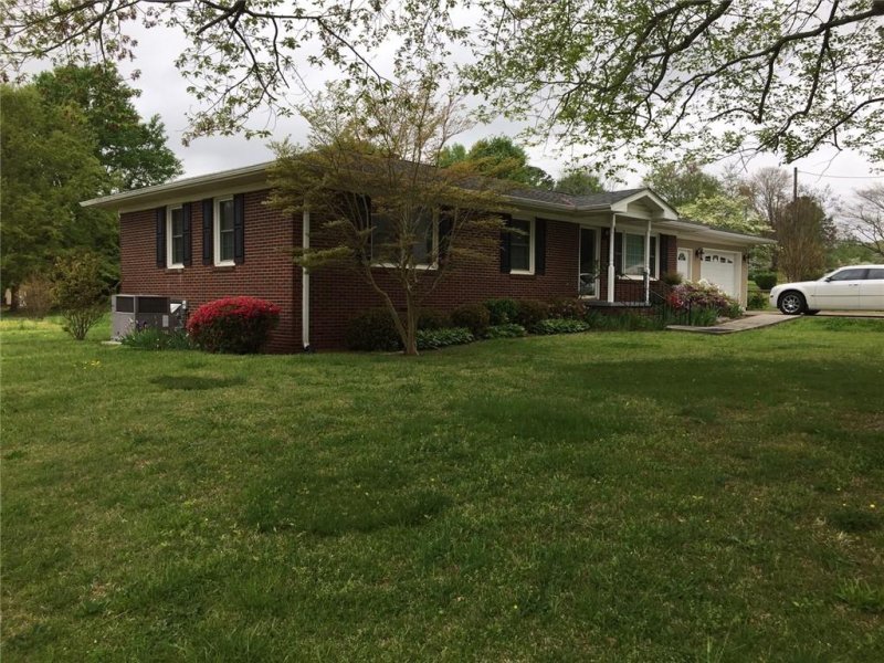 Property image 3 at 1103 Briarwood Drive, Seneca, SC 29672