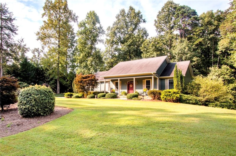 Property image 2 at 107 Shelter Cove Drive, Seneca, SC 29672