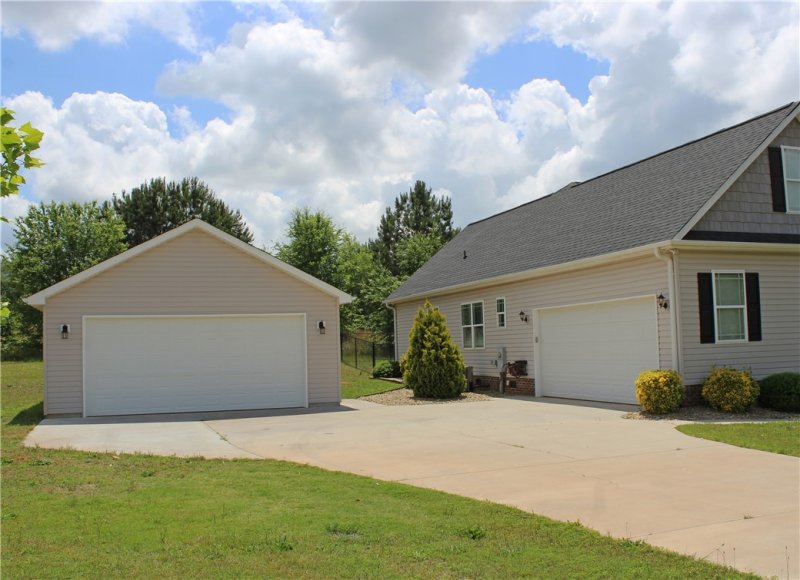 Property image 2 at 128 Saddle Brook, Anderson, SC 29625