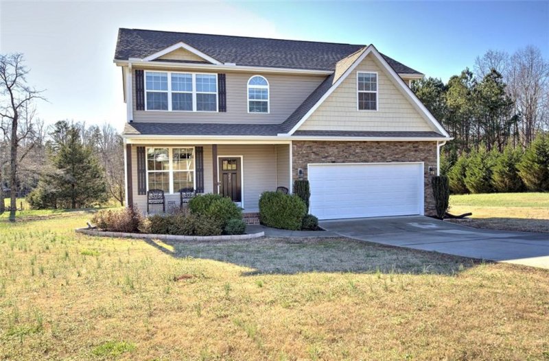 Property image 2 at 221 Saddlebrook Avenue, Pickens, SC 29671
